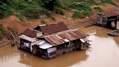 Phitsanulok:  Houseboats Along The River