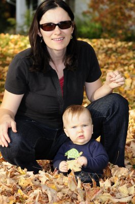 Les feuilles d'automne sont une nouvelle découverte pour Antoine