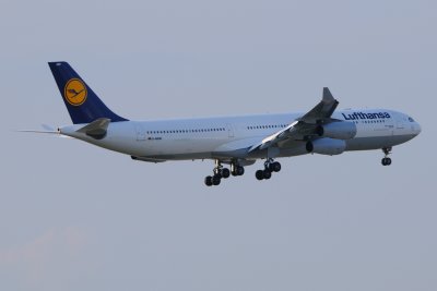 Lufthansa   Airbus A340-300   D-AIGW