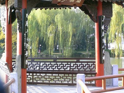 Hangzhou lake kiosk.JPG