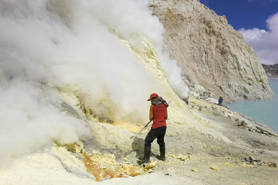 Sulphur miner working