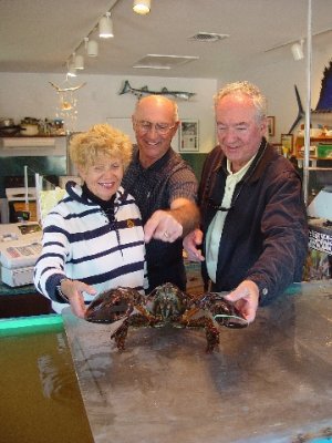 SARA'S SISTER MARY, KENNY,  AND DICK PICK OUT A LOBSTER