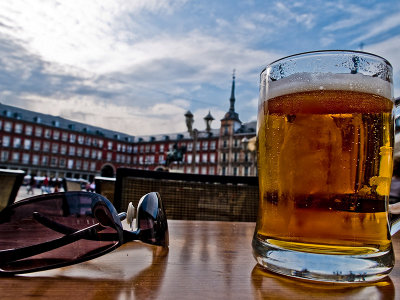Madrid: Tomando una cerveza en Plaza Mayor / Drinking a beer in Plaza Mayor