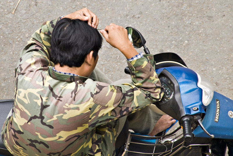 <B>Grooming</B> <BR><FONT SIZE=2>Vinh Long, Vietnam, January 2008</FONT>