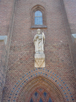 Hillegom, RK Martinuskerk beeld boven ingang, 2008.jpg