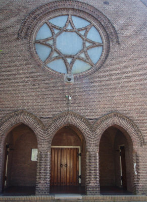 Hillegom, RK kerk ingang, 2008.jpg