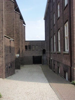 Aalsmeer, RK kerk tussen kerk en pastorie, 2008.jpg