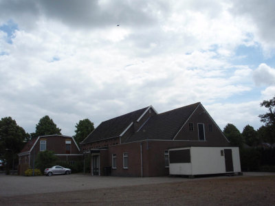 Hoogersmilde, voorm geref kerk met De Vlaswiek, 2008.jpg