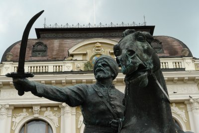 Statue on Dobo square in Eger