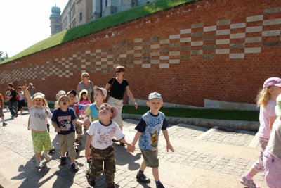 Kids arriving in Wawel