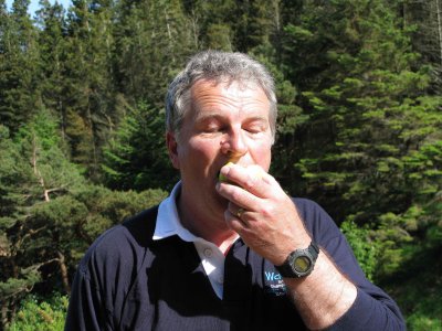 Gordon refuelling again.jpg