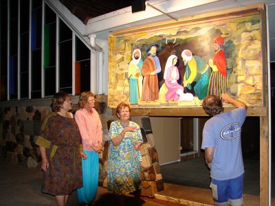 Gillian, Marianne, Ciss & Malcolm admiring Mum's artwork  28/04/2005