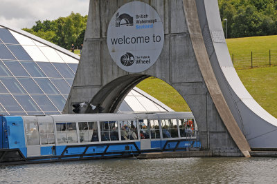 Next vessel entering gondola