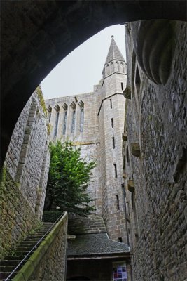 Au pied de l'abbatiale