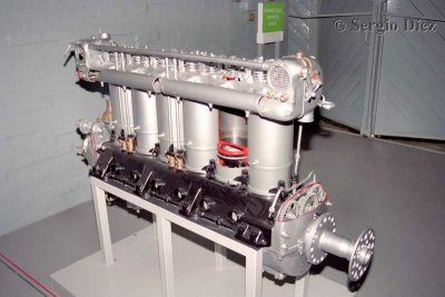 Motor alemn Maybach 6 cilindros de la 1 Guerra Mundial02.jpg