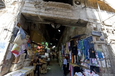 Damascus Roman gateway halfway down Souq al-Hayettin 5216.jpg