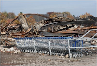 puinhopen van het afgebrande winkelcentrum