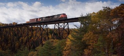 Train sur le pont  contre-haut