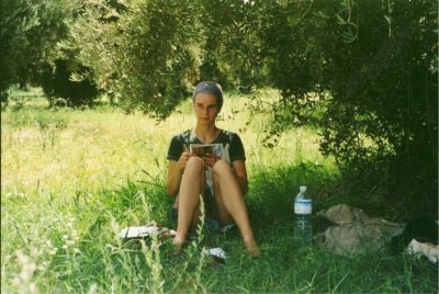 053 - Marrakesch - Michaela unter einem Olivenbaum.jpg