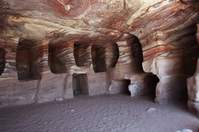 Rock striations inside a tomb