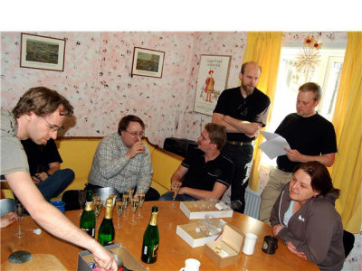 Fika med bubbel i klubblokalen