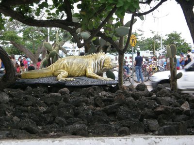 Land Iguana statue