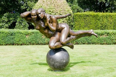 sculpture in Verhildersum gardens (1)