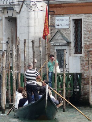 Venise -scene de la vie quotidienne-traghetto -1160072.jpg