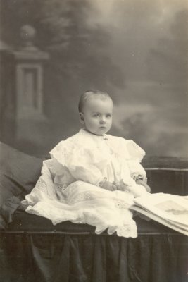 Emma Mavis Dawson aged 1 yr and 1 mth, b 1910 ,daughter of Joseph Ralph Dawson