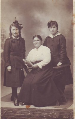 Mary-Ann Hoskin with 2 of her daughters