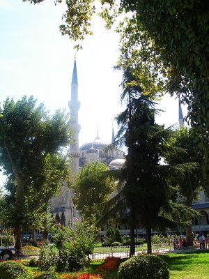 Istanbul8a SultanAhmet the Garden.jpg