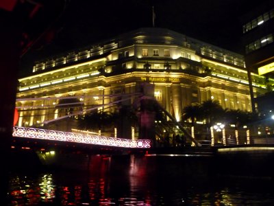 In the evening, I took a harbor cruise on the Singapore River.