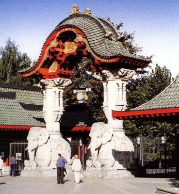 Entrance to the Zoological Garden (I thought it was Chinatown).