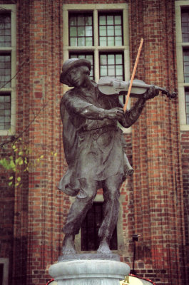 Monument to the Raftsman (1914). Legend is that his violin playing led frogs away from the city during a calamity of amphibians.