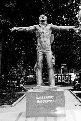 Statue of Poet Vladimir Visotsky 7380.jpg