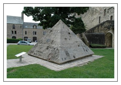 La Pyramide de Morabito  Briquebec