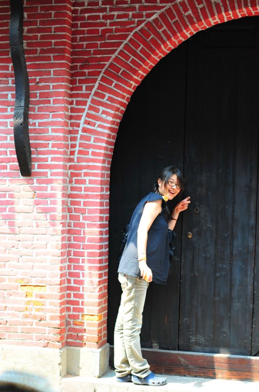 Zhujiajiao Ancient Town - Ivy asking to be let in