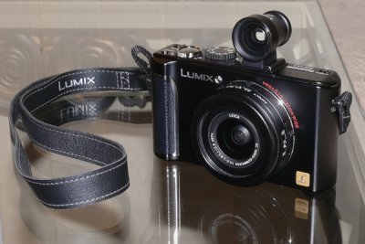 LX3 with optical viewfinder.jpg