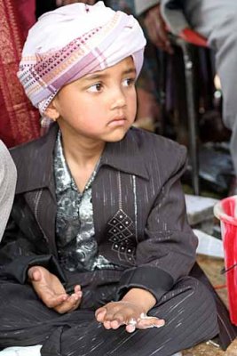 The son with rice flour on his finger