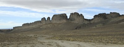 The narrow volcanic Dike to Ship Rock