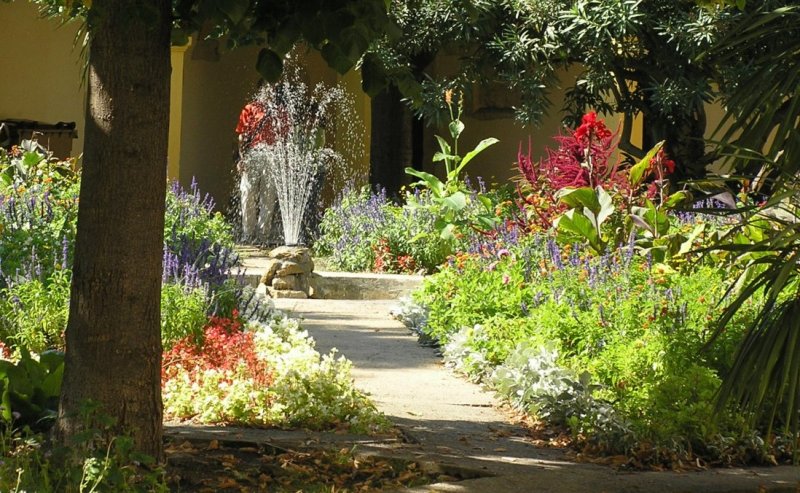 Arles Cloister Garden.jpg