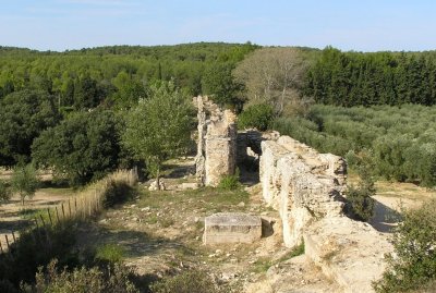 Roman Aquaduct to Arles 1.jpg