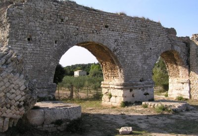 Roman Aquaduct to Arles 2.jpg