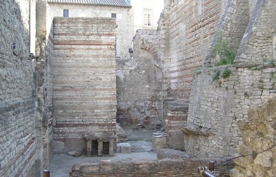 Arles Roman Baths.jpg