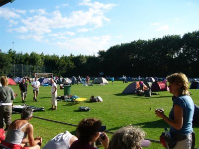 de kampeerplaats bij vv Stellendam wordt ontruimd