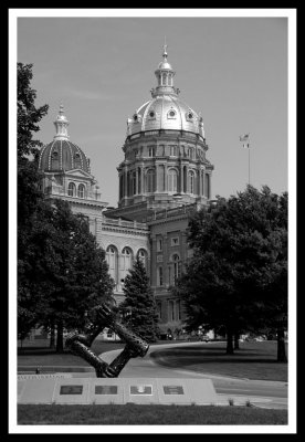 Capitol and Worker Statue_BW