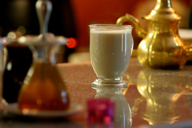 chai latte, honey