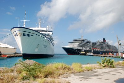 ARUBA, CARIBBEAN - Queen Victoria arrives in Aruba 19 January 2008