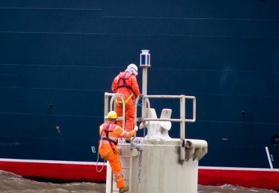 Preparing to tie up the Queen Mary 2 in Liverpool