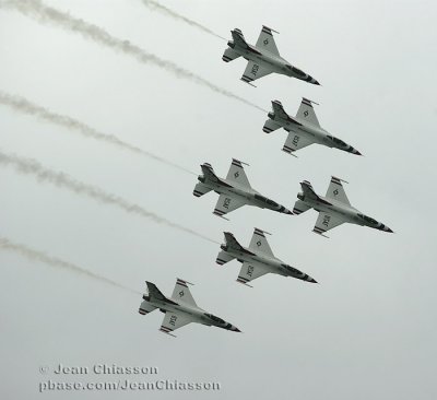 Thunderbirds  F-16C Pointe - de - diamant
